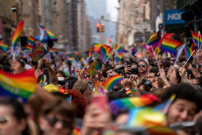 Farbenfrohes Spektakel: Die Pride-Demo in New York hat Tausende Menschen auf die Straßen gelockt. Reuters