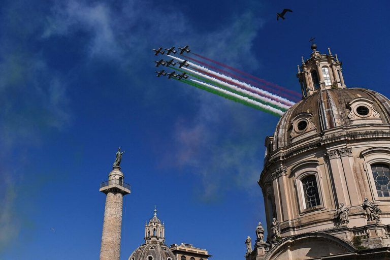 Flugzeuge der Kunstflugstaffel „Frecce Tricolori“ (Dreifarbige Pfeile) der italienischen Luftwaffe flogen anlässlich des 77. Tages der Republik in den Farben der italienischen Flagge über die Piazza Venezia in Rom. AFP