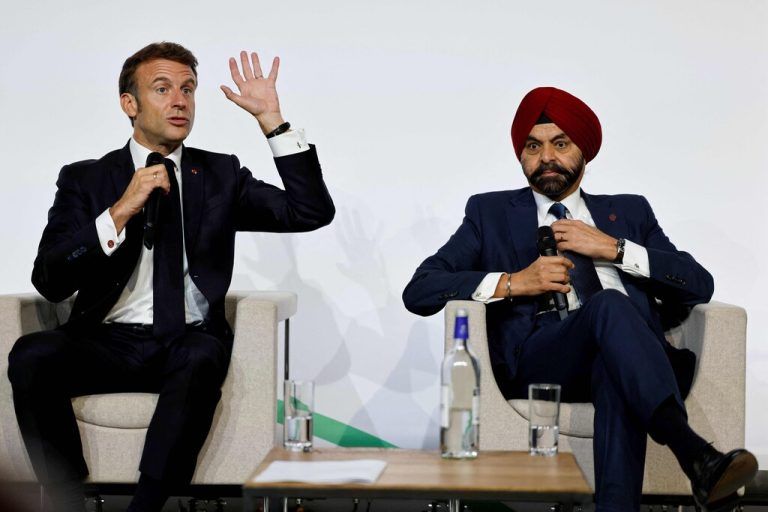 Frankreichs Präsident Emmanuel Macron und Weltbankpräsident Ajay Banga bei einer Diskussionsrunde. AFP