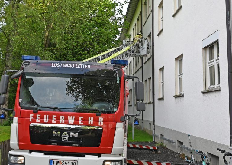 Mit der Drehleiter wurden auch die Schüler aus den oberen Stockwerken gerettet - &copy; Gemeinde Altach