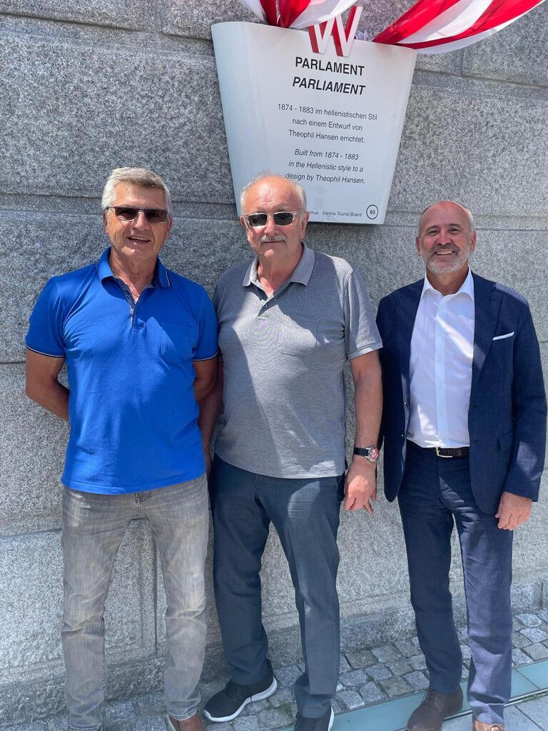 Heiß diskutiert wurde schon vor dem Anpfiff: Im Bild Vorarlbergs ehemaliger Sport-LR Sigi Stemer, STRUMA-Vorsitzender Hans Bertsch und Arno Schuchter (Generali Austria).VN