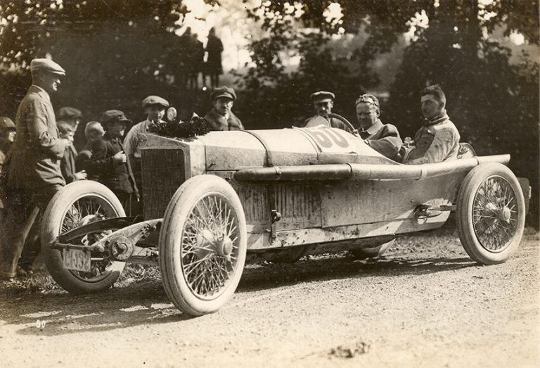Hermann Rützler mit Beifahrer Franz Skobek stellte 1923 mit seinem Steyr in der Zeit von 5:54,9 Minuten einen neuen Streckenrekord beim Ecce Homo auf. Noger