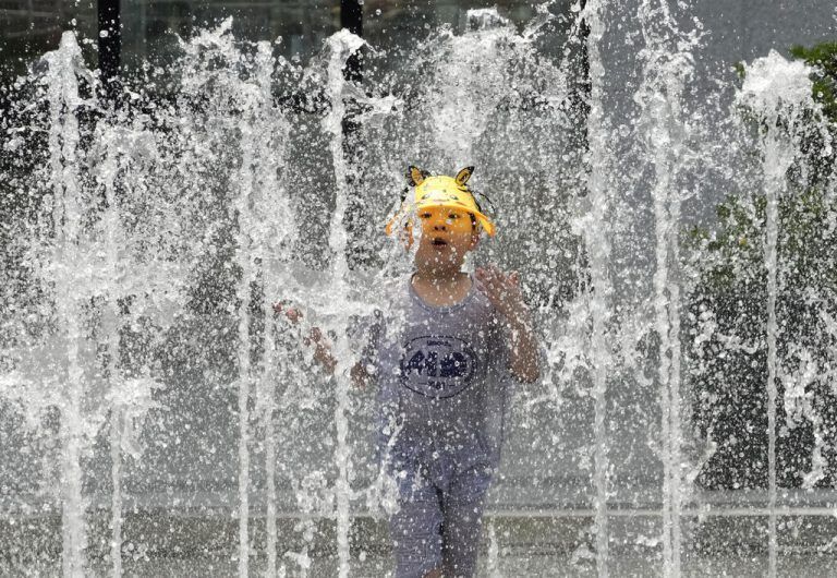 Hitzewelle in Seoul, Südkorea: Dieser kleine Junge kühlt sich in einem öffentlichen Brunnen in der Hauptstadt ab. AP