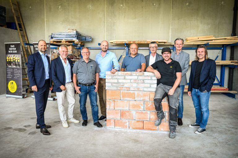 Feierten die Eröffnung: Landesrat Marco Tittler, Joachim Alge (Eigentümer i+R Gruppe), Norbert Blum (MAZ), Achim Kirschner (OJAD), Bürgermeister Elmar Rhomberg, Reinhard Braito (i+R Bau), Lehrlingsausbilder Michael Spettel, Christian Wenzlik (i+R Bau) und Reinhard Schertler (Eigentümer i+R Gruppe). <span class="copyright">i+R/U.Mittelberger</span>