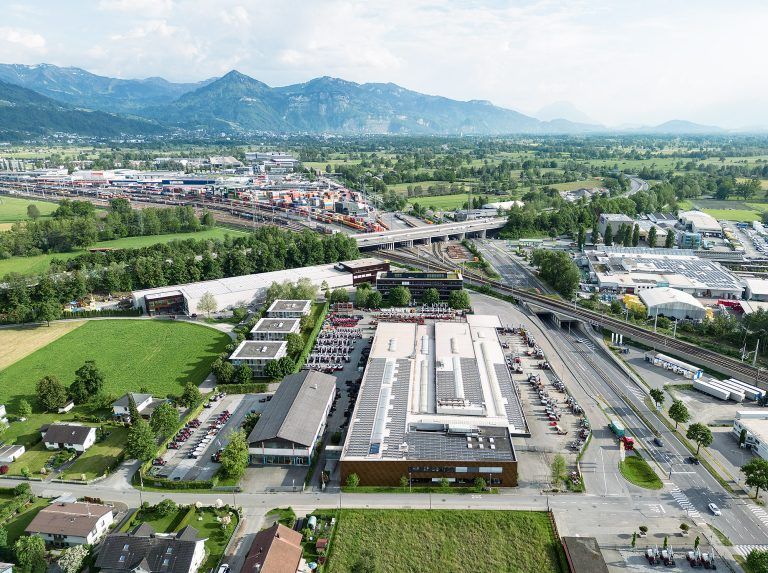Die i+R Gruppe entwickelt ihren Stammsitz in Lauterach mit den aktuellen Erweiterungen von 55 Büroarbeitsplätzen und einer Lehrwerkstatt für Bauberufe in Richtung Campus. <span class="copyright">brunoklomfar</span>