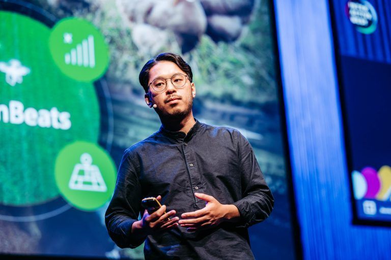 Dennis Huyen hat bei der IAW die Hintergründe, die sich hinter der KI Blackbox verbergen, erklärt.
