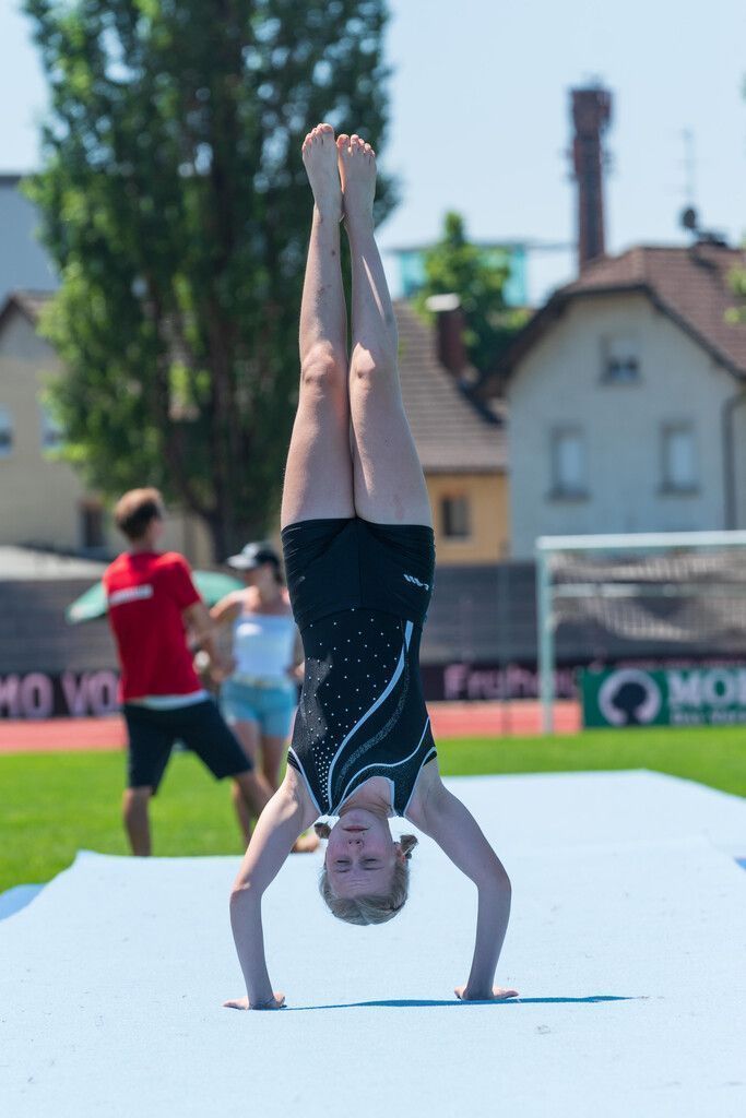 Im Handstand beim Landesturnjugendfest im Bregenzer ImmoAgentur-Stadion.