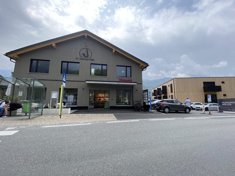 Der St. Vineriuspark und daneben das Walgauhaus mit Mikro-Appartements. 