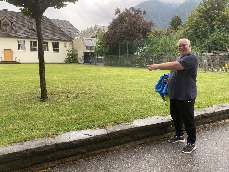 Michael Haider zeigt auf die Stelle, wo er damals als Kind in den unterirdischen Gang hineingegangen ist.<span class="copyright">VN/JUN</span>