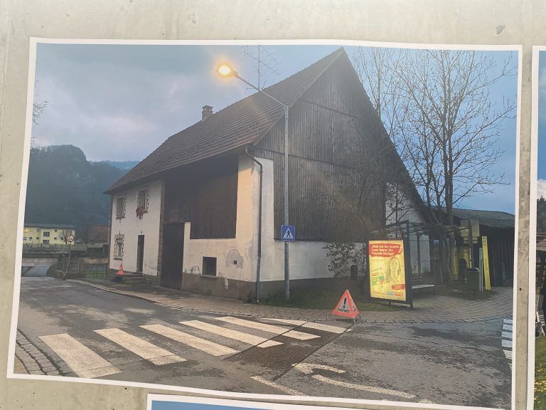 In der Tiefgarage hingen Bilder, wie es früher ausgesehen hat, als der Stadel auf dem Eck noch stand. 