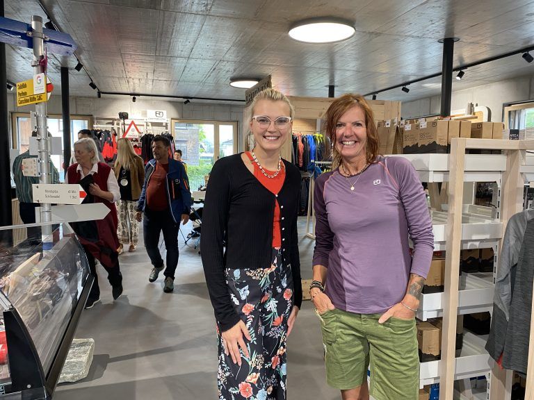 Jessica Mack (Vertreterin von AustriAlpin) und Sonja Schneider (Vertreterin von Ortovox) besuchten ebenfalls den neuen Bergsportladen. 