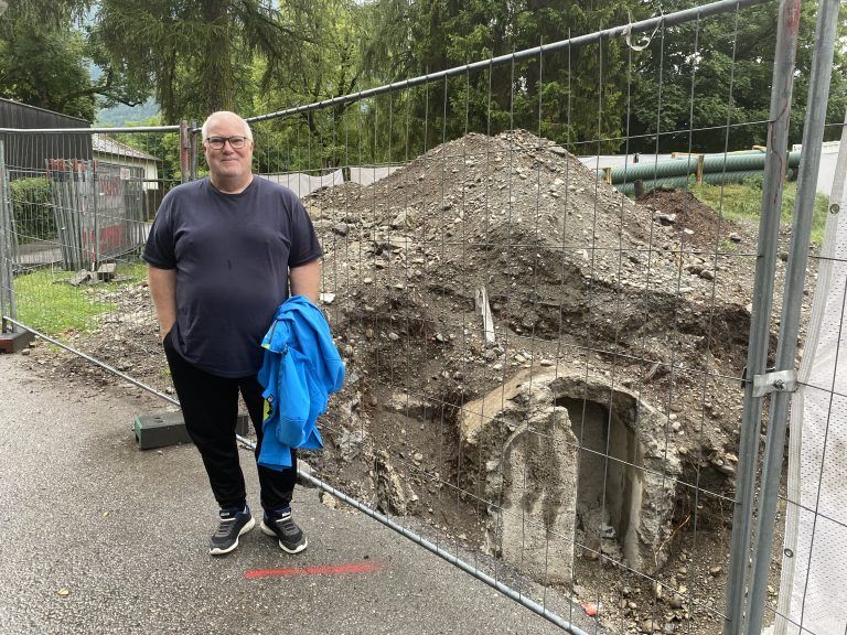 Michael Haider vor der ausgegrabenen Luftschutzanlage bei der Volksschule Mitte in Bludenz. <span class="copyright">VN/JUN</span>