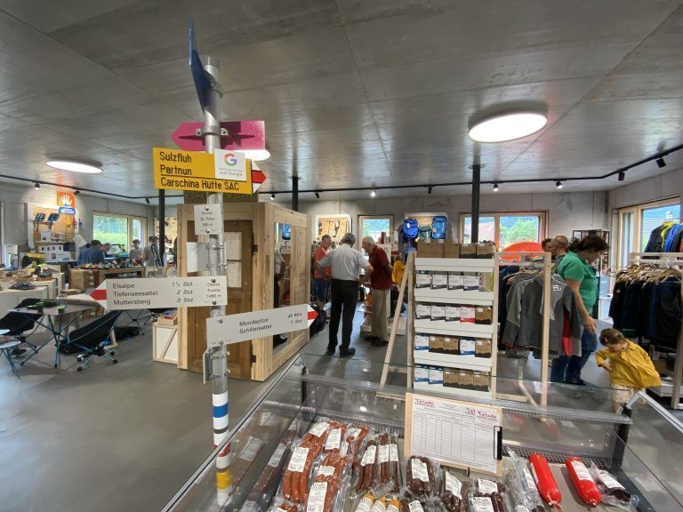 Das Wanderschild hat Martin Vallazza bei der Eröffnung seines alten Standortes (Alte Mühle in Bludenz) von der Stadt geschenkt bekommen.