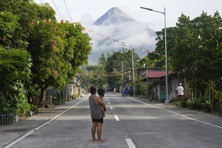 In der Provinz Albay, im Nordosten der Philippinen, blicken eine Frau und ein Mädchen auf den Vulkan Mayon. AP