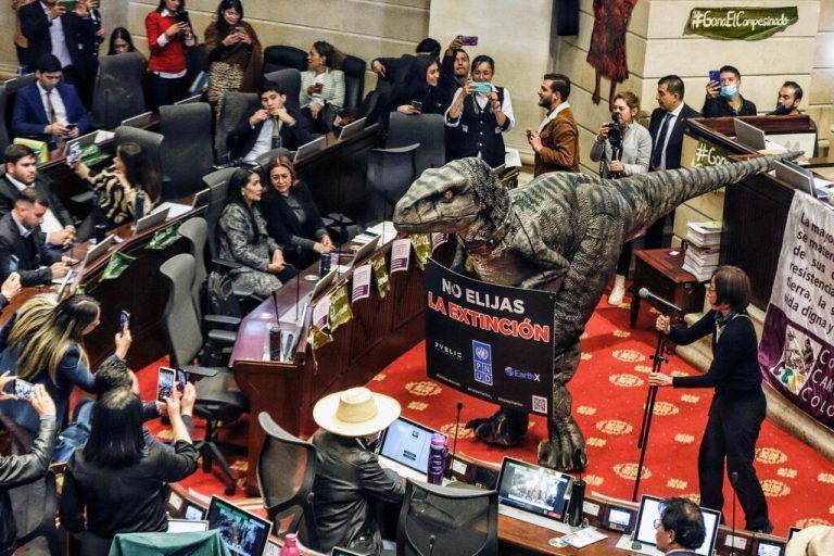 In einem Dinosaurierkostüm tritt eine Person bei einer Debatte über den Klimawandel im kolumbianischen Kongress in Bogotá auf. AFP