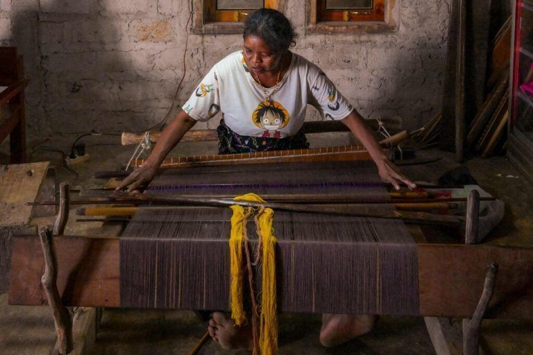 In Indonesien werden Schnüre, die auf natürliche Weise mit Farbstoffen aus Wäldern und Gärten gefärbt werden, traditionell gewebt. AFP