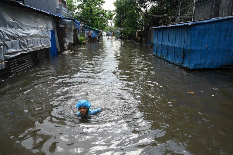 In Yangon in Myanmar sind nach schweren Regenfällen die Straßen überflutet. AFP
