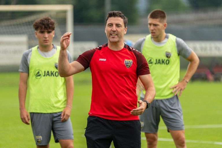 Joachim Standfest vermittelt seine Philosophie des Fußballs.Apa (3), Verein