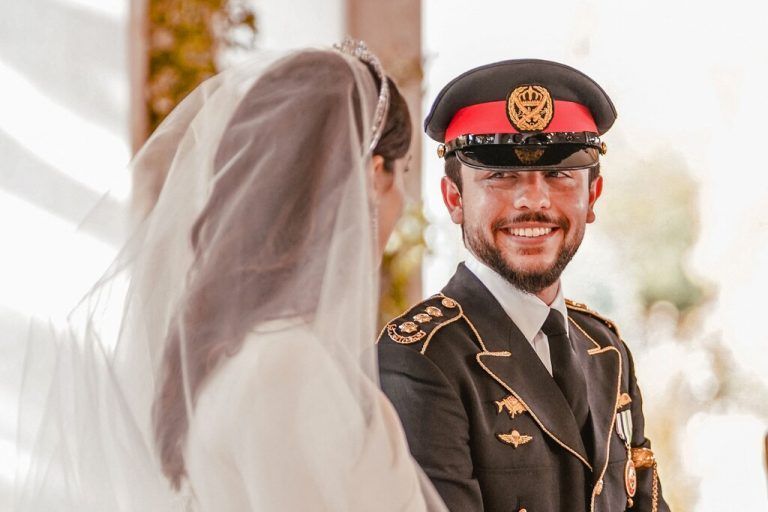Jordaniens Kronprinz Hussein und seine Frau Saudi Rajwa al-Seif während ihrer königlichen Hochzeitszeremonie in Amman. Die Zeremonie fand im Zahran-Palast statt. afp