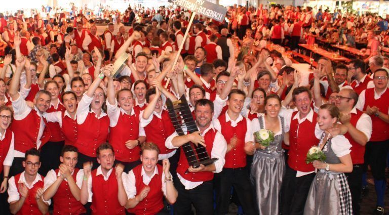 Traditionelle Blasmusik im Fokus: Das Musikfest in Reuthe eröffnet den Festivalsommer mit mitreißenden Klängen. <span class="copyright">STP</span>