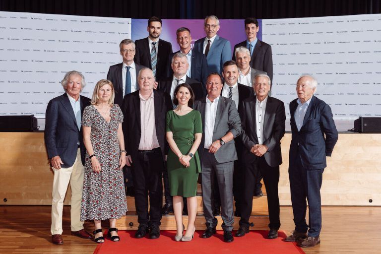 Jubilare Die Zumtobel Group gratuliert in diesem Jahr 240 Mitarbeitenden zu insgesamt 5020 Jahren Zugehörigkeit zum Unternehmen. „Mit ihrer Erfahrung und ihrem Wissen sind sie ein essenzieller Bestandteil unseres Unternehmens und haben eine Vorbildrolle für Kolleginnen und Kollegen“, so CEO Alfred Felder. zumtobel/mathis