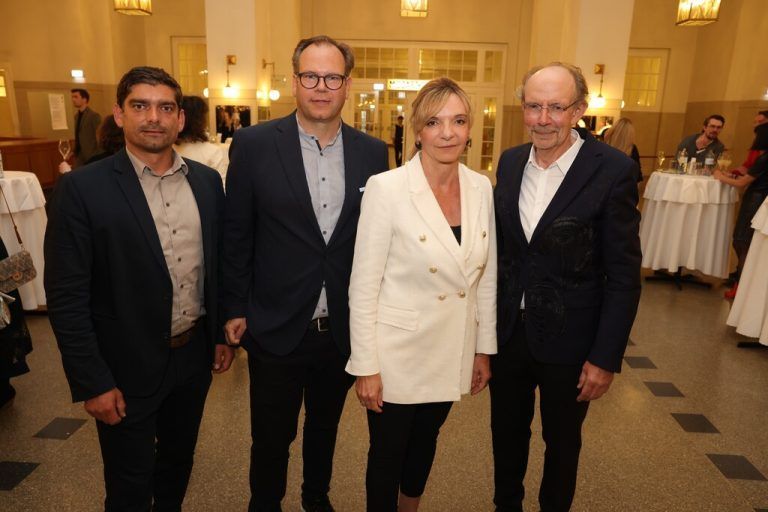 Karin Seywald-Czihak (GF ÖBB-Werbung) bei der Preisverleihung in Wien mit Herausgeber Eugen A. Russ (r.), Patrick Fleisch (Leiter Key Account Russmedia, l.) und Markus Raith (Russmedia-Geschäftsführer). Katharina schiffl