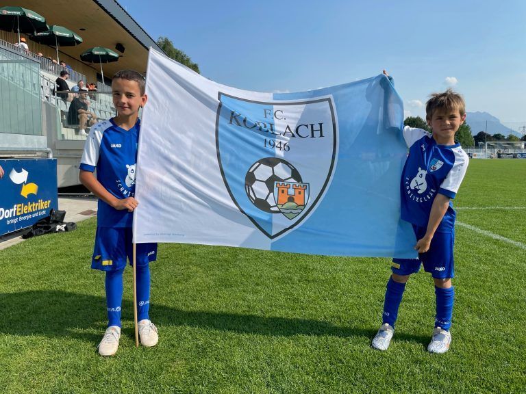 Auch Benedikt und Noah feierten mit dem FC Koblach die neue Sportanlage.