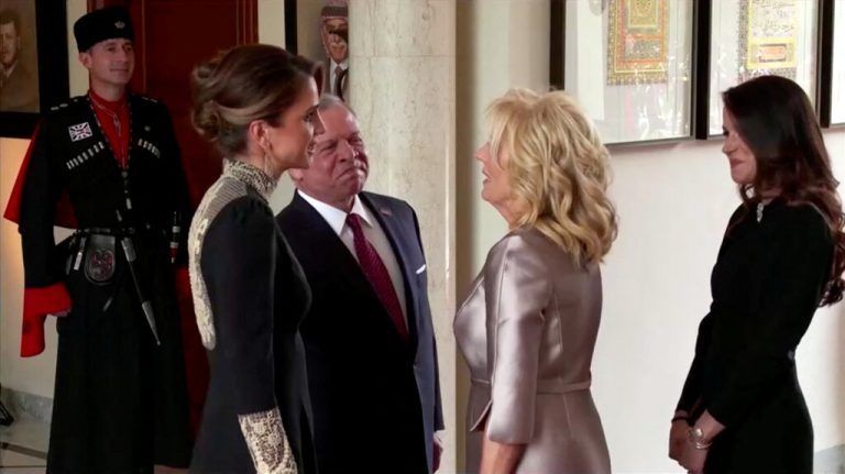 König Abdullah II. und Königin Rania begrüßen die amerikanische First-Lady Jill Biden.
