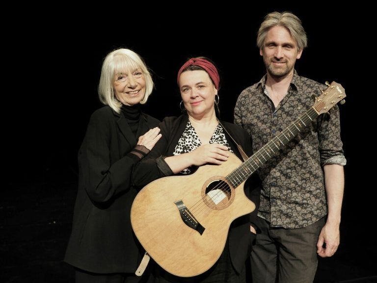 Künstlerin Erika Pluhar mit Musikerin Ramona Kasheer und Tonmeister Robin Gillard vor der Lesung im Theater Kosmos.  sie