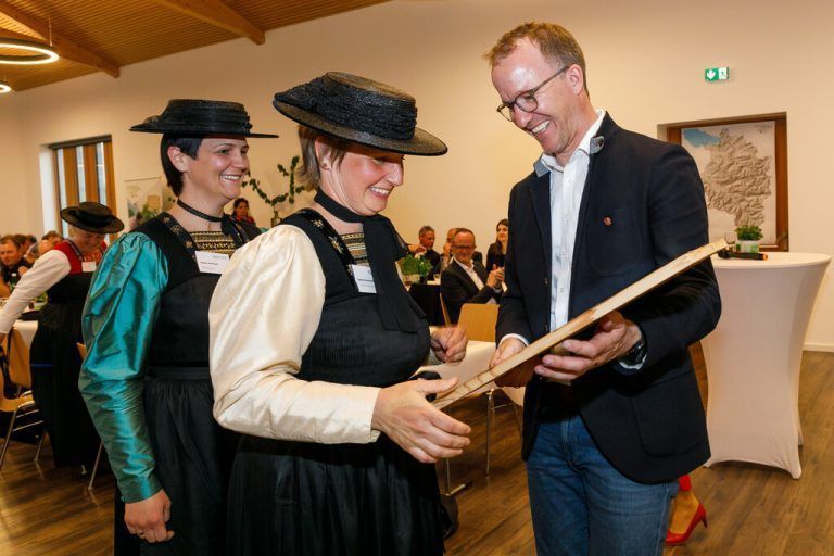 Landesrat Christian Gantner überreicht Sandra Moosmann die Urkunde. VLK/Hofmeister