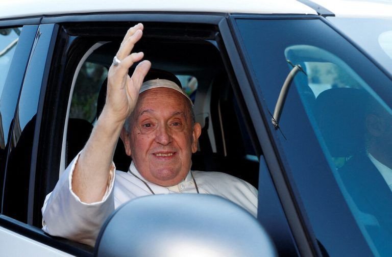 Laut seinem Arzt Sergio Alfieri geht es dem 86-jährigen Papst gut. Reuters