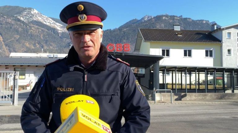 Stadtpolizei Bludenz-Kommandant Mario Leiter hat die Beamten in der Region für das mögliche Auftreten von Wölfen sensibilisiert. <span class="copyright">VOL/Mayer</span>