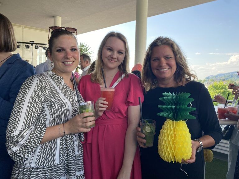 Lena Wetzl (l.) und Anna-Lena Winsauer mit Claudia Probst.