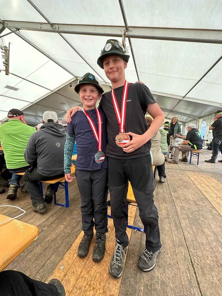 Lionel und Julian beim Bogenschützen-turnier.JBV Meiningen