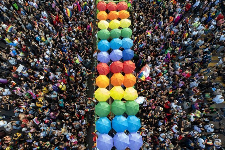 Luftaufnahme von Gender-Aktivisten und Unterstützern der LGBTQ+-Community bei einer groß angelegten Pride Parade in Mexiko. AFP