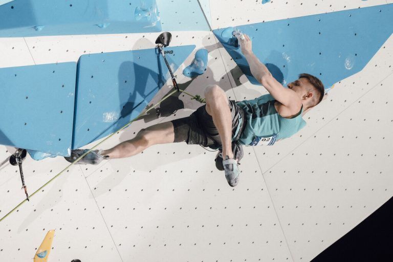 Mathias Posch an der Kletterwand.