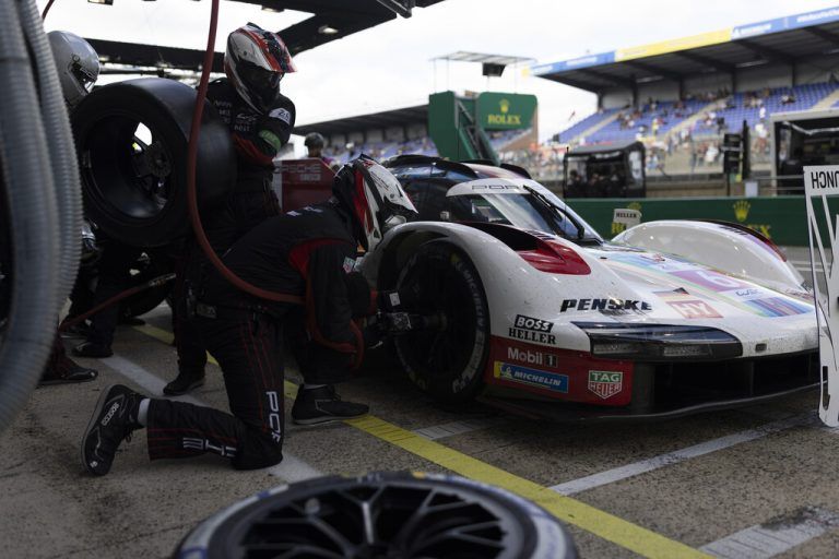 Mechaniker kümmern sich um den Porsche mit dem Wahl-Vorarlberger Kévin Estre.ap