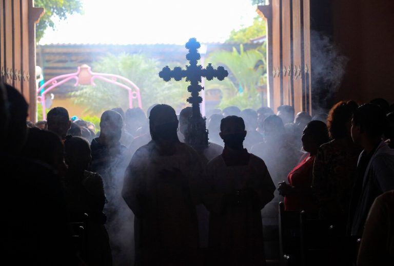 Menschen nehmen bei den Feierlichkeiten zu Ehren von San Juan Bautista in San Juan de Oriente in Nicaragua an einer Messe teil. AFP