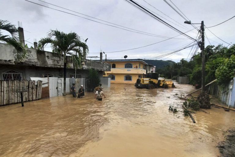 Menschen waten durch eine überflutete Straße in Esmeraldas, Ecuador. Mehr als 500 Menschen wurden evakuiert. AFP