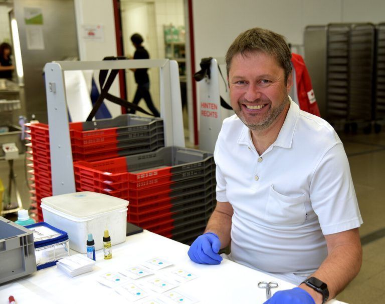 Michael Hamel ist mit Leib und Seele beim Blutspendedienst. Rotes Kreuz