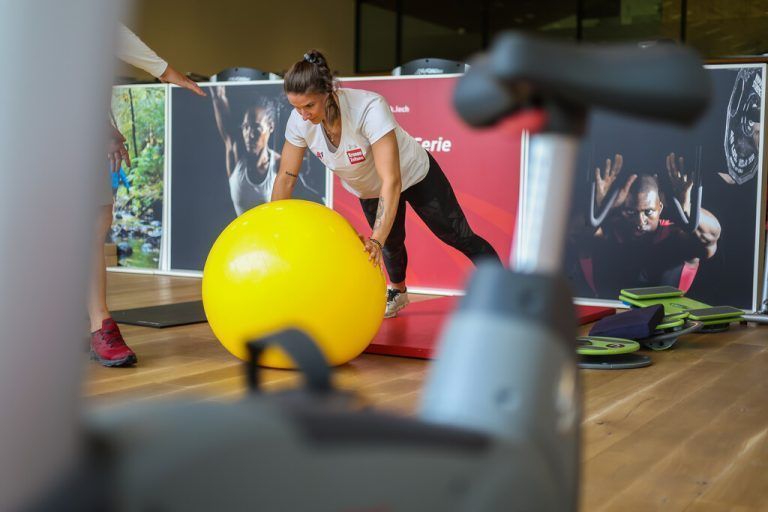 Michelle Niederwieser trainiert Kraft und Balance gleichermaßen.