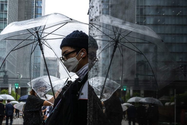 Mit dem Schirm schützt sich dieser Passant im Viertel Ginza in der japanischen Hauptstadt Tokio vor einem Regenguss. AFP