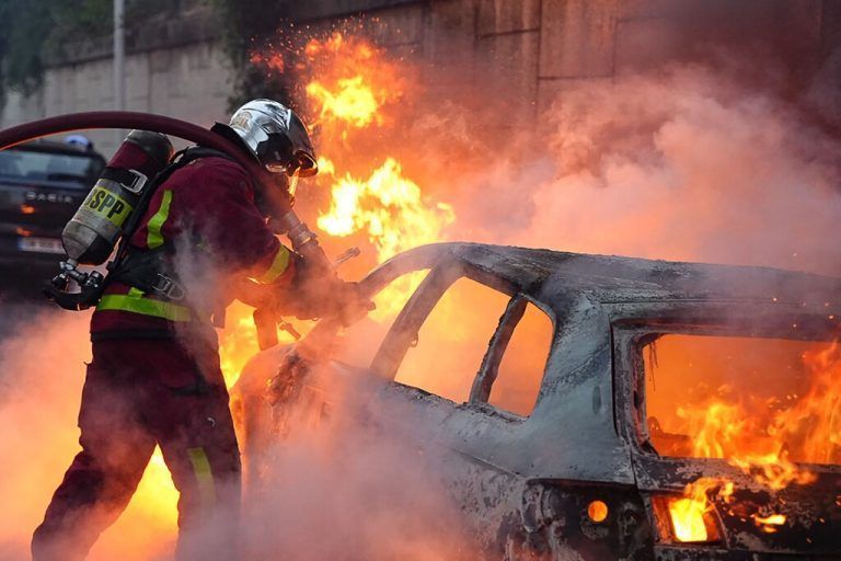 Mülltonnen und Autos wurden in Brand gesteckt. Die Regierung hat am Mittwoch erhöhte Sicherheitsvorkehrungen angekündigt. AFP
