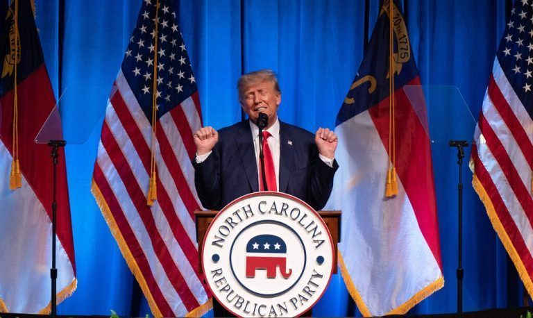 Nach der Anklage gegen Donald Trump in der Affäre um geheime Regierungsdokumente bezeichnete er das bei einer Wahlkampfveranstaltung als schrecklichen Machtmissbrauch und 