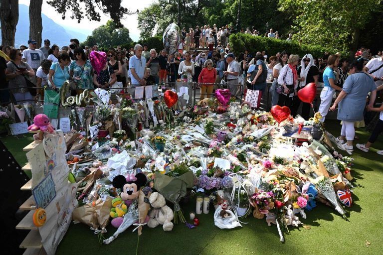 Nach der Messerattacke auf sechs Personen versammelten sich die Bewohner der französischen Stadt Annecy zu einem Gedenken. AFP