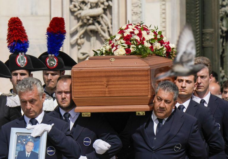 Nach der Trauerzeremonie wurde Berlusconis Leichnam zurück in seine Residenz in Arcore bei Mailand überführt und dann eingeäschert. ap