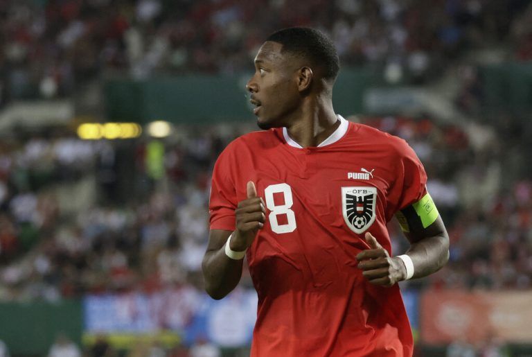 ÖFB-Teamkapitän David Alaba wurde vor dem Anpfiff für sein 100. Länderspiel – in Brüssel gegen Belgien – nachträglich geehrt.apa