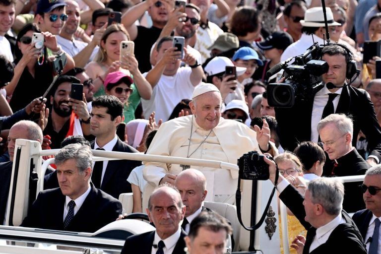 Papst Franziskus hat nach seiner Darmoperation wieder die Generalaudienz auf dem Petersplatz geleitet. Der 86-Jährige zeigte sich in guter Verfassung und begrüßte die Gläubigen auf dem Platz vom Papamobil aus. AFP