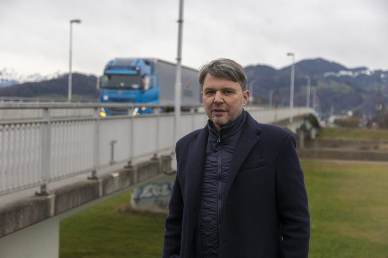 Kurt Fischer ist froh darüber, dass die Verkehrssicherheit für Kinder, die vom Hasenfeld ins Kirchdorf müssen, endlich besser werden soll. <span class="copyright">VN/Paulitsch</span>
