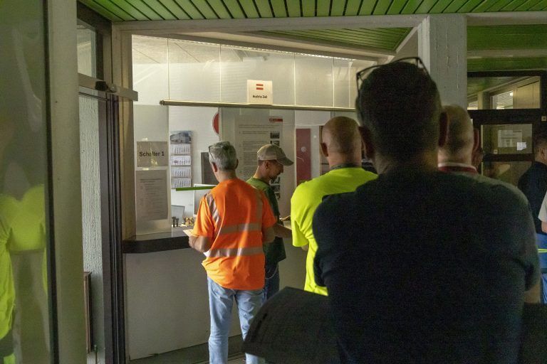 Anstehen vor dem Schweizer und dem österreichischen Zollamt. Doch die Erledigung der Zollformalitäten geht sehr schnell. <span class="copyright">VN/Paulitsch</span>